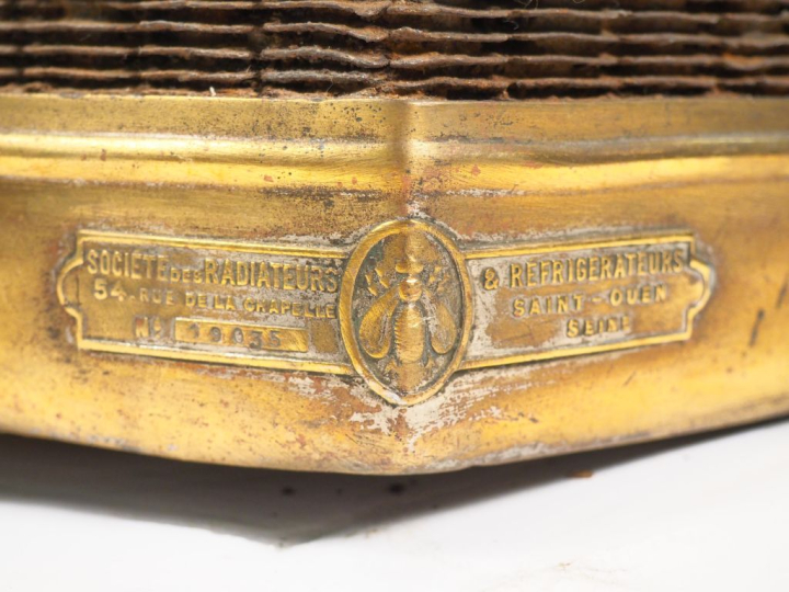 DE DION-BOUTON. Radiateur automobile. Dim. 67 x 58 x 35 cm. (manque un