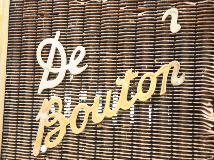 DE DION-BOUTON. Radiateur automobile. Dim. 67 x 58 x 35 cm. (manque un