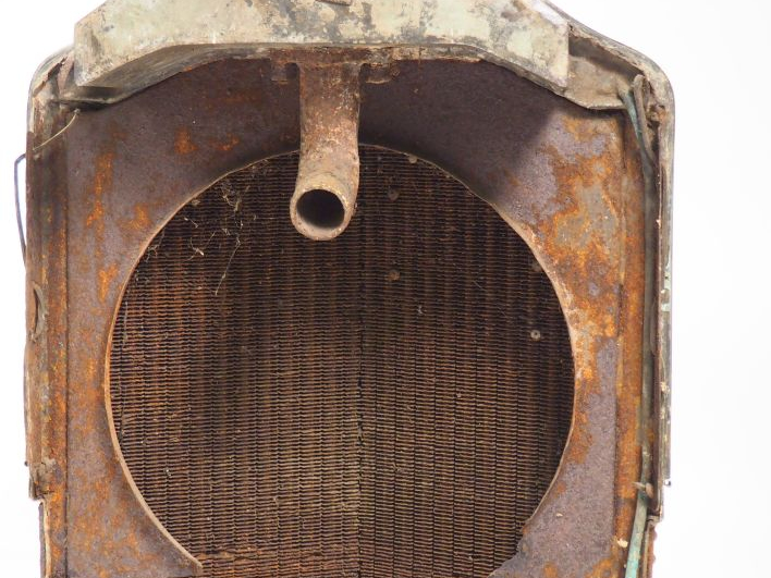 DE DION-BOUTON. Radiateur automobile. Dim. 67 x 58 x 35 cm. (manque un