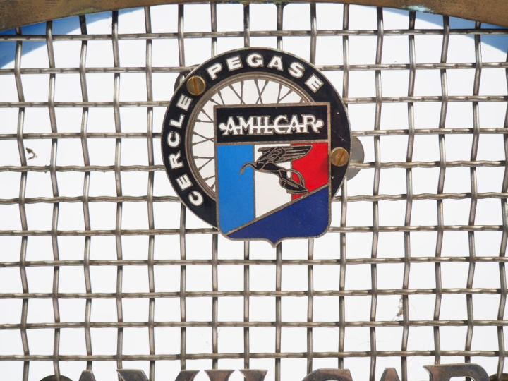 AMILCAR. Calandre en métal bleu ornée de macarons automobiles. Dim. 62