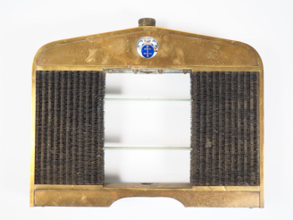 Vente aux enchères LIOTARD FRERES.  Radiateur automobile n°3204. Dim. 62 x 78 x 12 cm. (é