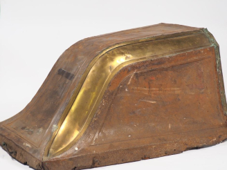 Vente aux enchères RENAULT VICTORIA. Calandre. Dim. 45 x 84 x 47 cm. (état d'usage)