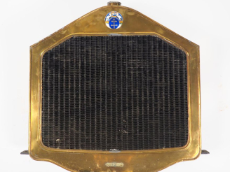 Vente aux enchères CHAUSSON FRERES.  Radiateur automobile, garantie n° 1944. Dim. 69 x 74