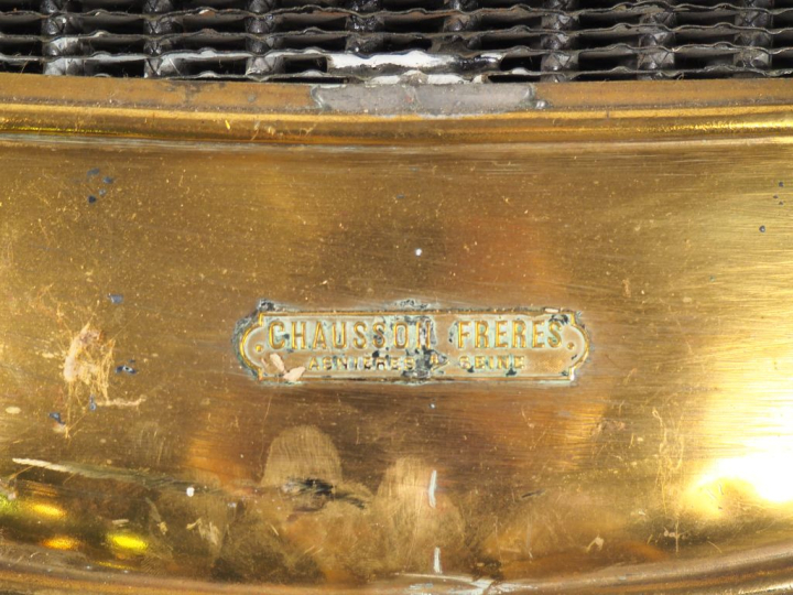 CHAUSSON FRERES.  Radiateur automobile, garantie n° 1944. Dim. 69 x 74
