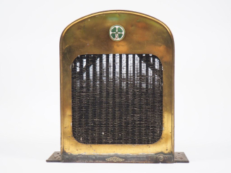 Vente aux enchères CHAUSSON.  Radiateur automobile n° 5151. Dim. 46 x 43 13 cm.