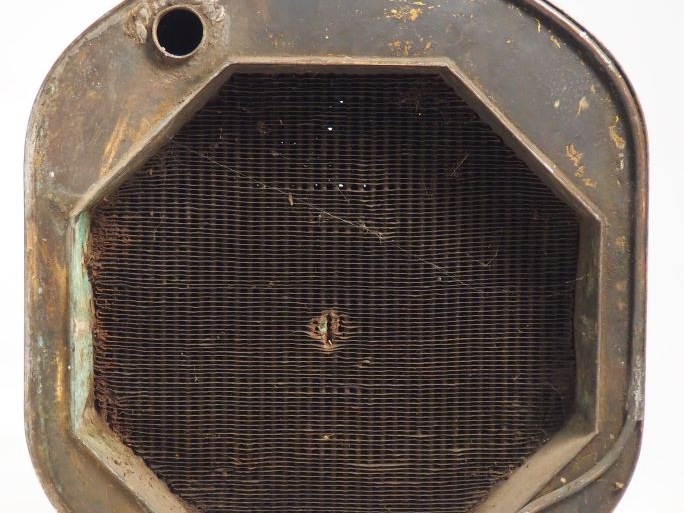 NAPIER.  Radiateur automobile. Dim. 73 x 61 x 21,5 cm.