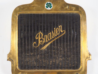 Vente aux enchères BRASIER.  Radiateur automobile. Dim. 67 x 64 x 17 cm.