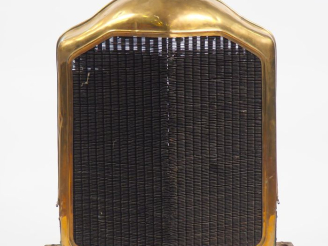 Vente aux enchères Radiateur automobile. Dim. 74,5 x 60 x 34 cm.