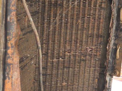 Radiateur automobile. Dim. 74,5 x 60 x 34 cm.