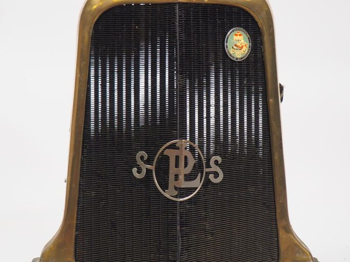 Radiateur automobile. Dim. 78 x 67 x 24 cm.