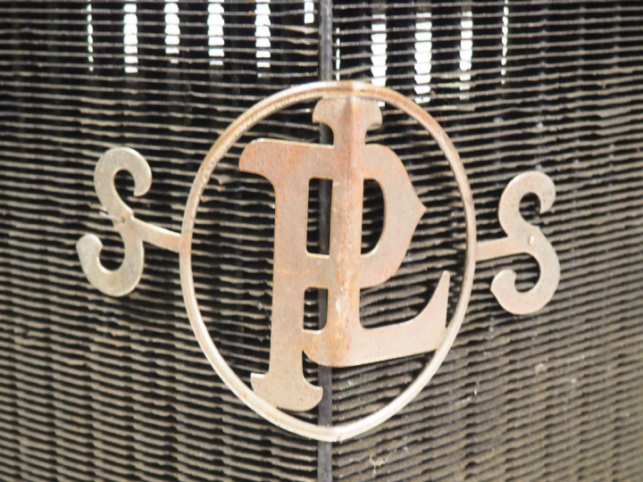 Radiateur automobile. Dim. 78 x 67 x 24 cm.