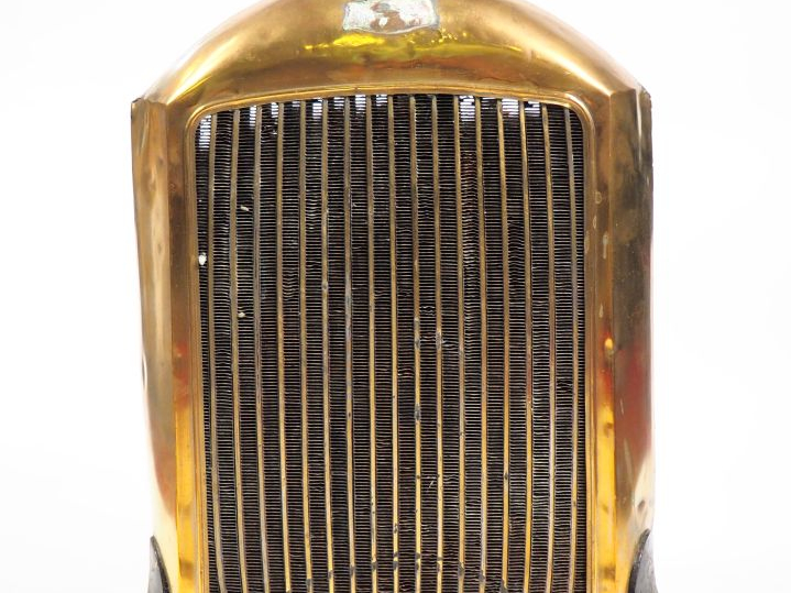 Radiateur automobile n° 105216. Dim. 64 x 57 x 23 cm.