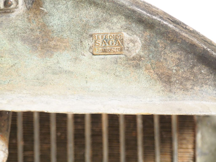 Radiateur automobile n° 105216. Dim. 64 x 57 x 23 cm.