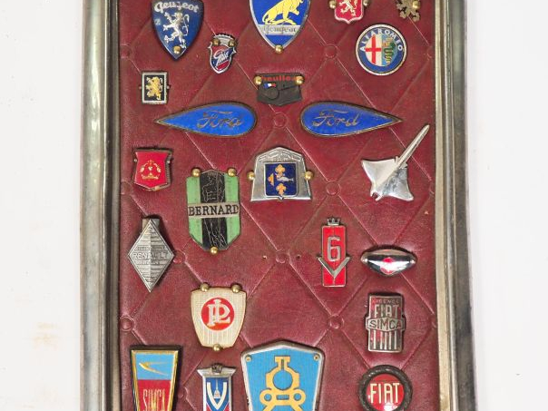 Calandre d'automobile Peugeot de marque CHAUSSON ornée de vingt-quatre