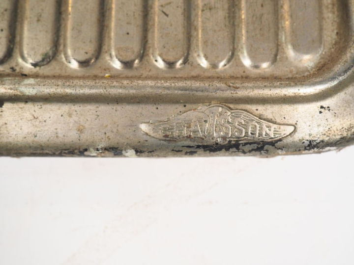 Calandre d'automobile Peugeot de marque CHAUSSON ornée de vingt-quatre