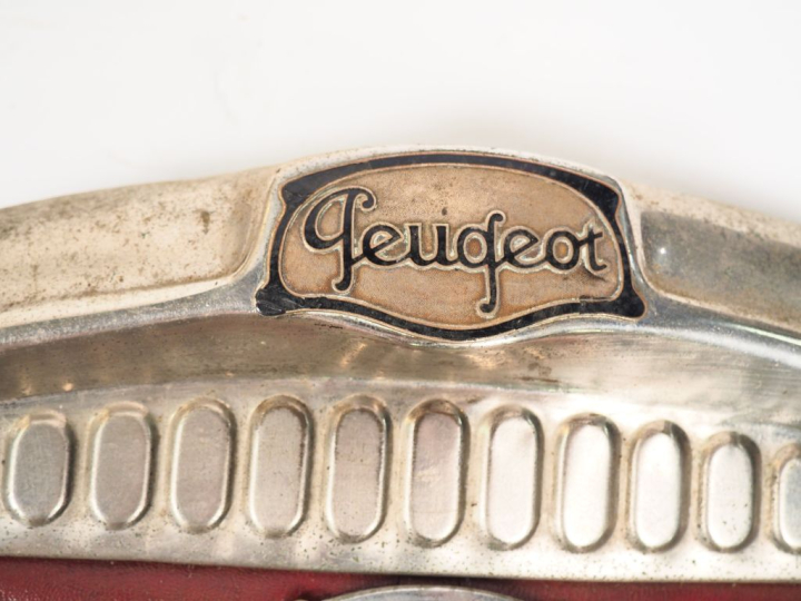 Calandre d'automobile Peugeot de marque CHAUSSON ornée de vingt-quatre