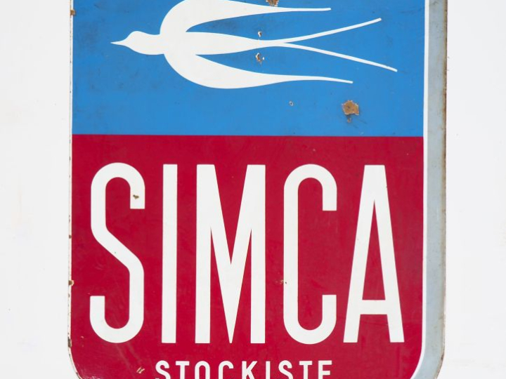 SIMCA STOCKISTE. Plaque émaillée.  Dim. 86 x 65 cm. (accidents)