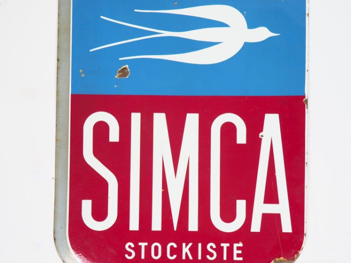 SIMCA STOCKISTE. Plaque émaillée.  Dim. 86 x 65 cm. (accidents)