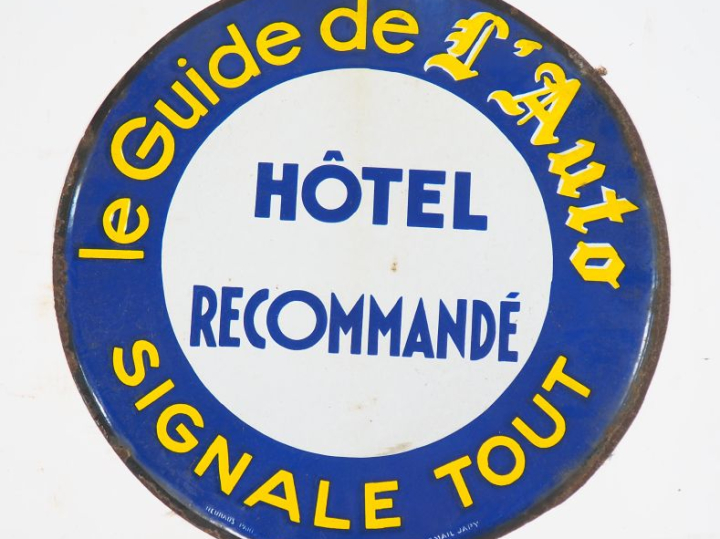 LE GUIDE DE L'AUTO SIGNALE TOUT.  Plaque émaillée. Diam. 48 cm.
