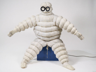 Vente aux enchères MICHELIN. Bibendum gonflable sur socle en bois. Dim. Bibendum : 117 x 