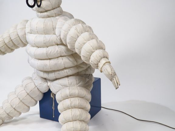 MICHELIN. Bibendum gonflable sur socle en bois. Dim. Bibendum : 117 x 