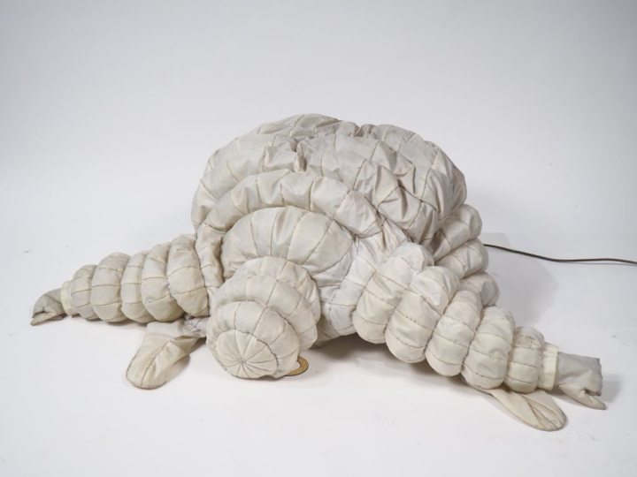 MICHELIN. Bibendum gonflable sur socle en bois. Dim. Bibendum : 117 x 