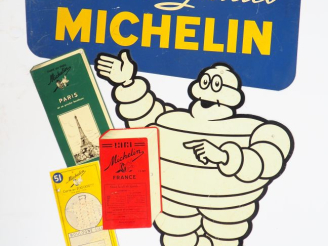 Vente aux enchères MICHELIN.  "Cartes et Guides".  Plaque émaillée. Dim. 80 x 61,5 cm.
