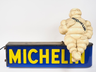 Vente aux enchères MICHELIN. Enseigne lumineuse "poutre" surmontée d'un Bibendum en plast