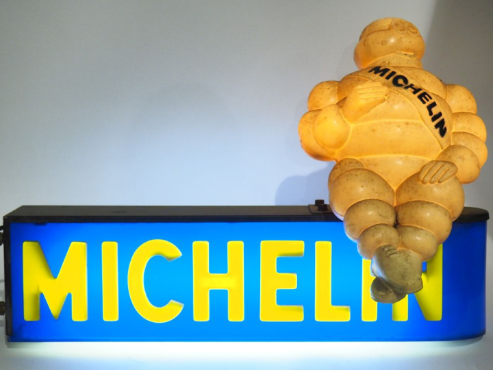 MICHELIN. Enseigne lumineuse "poutre" surmontée d'un Bibendum en plast