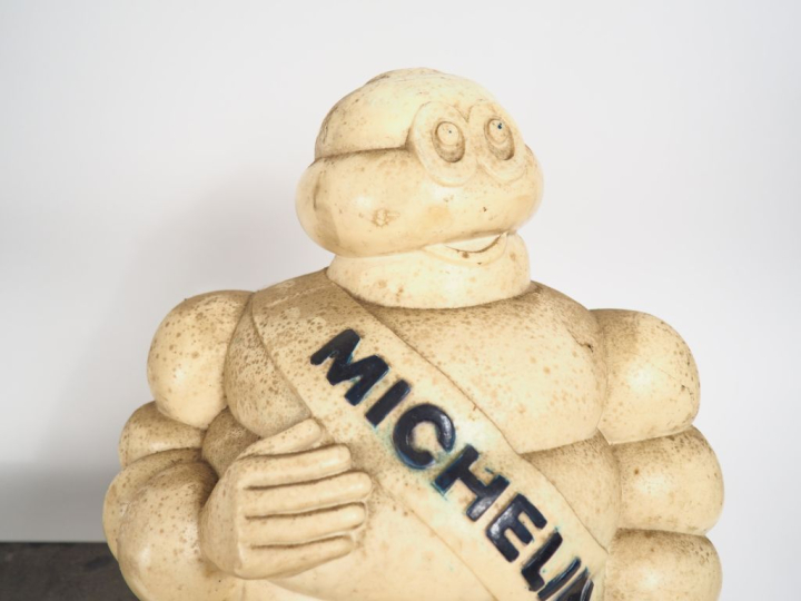 MICHELIN. Enseigne lumineuse "poutre" surmontée d'un Bibendum en plast