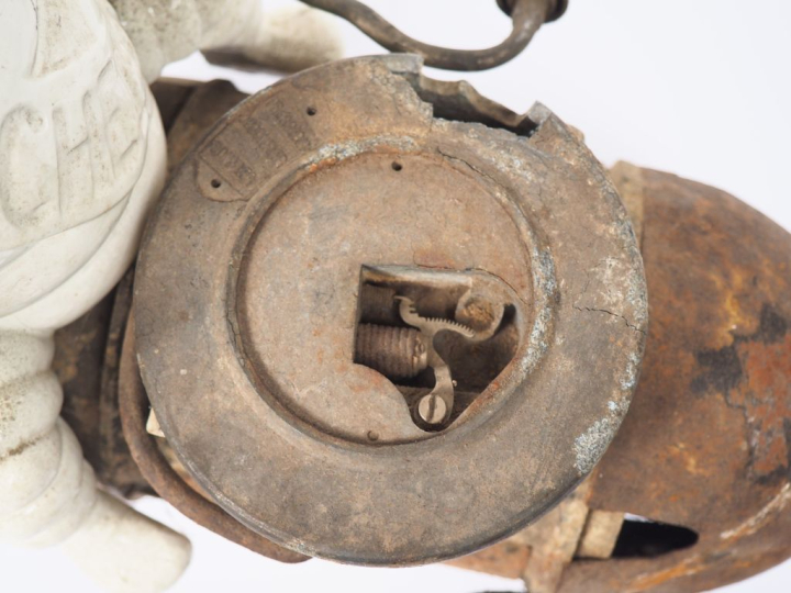 MICHELIN.  Compresseur "Lumière" avec Bibendum en fonte. Dim. 30 x 29 