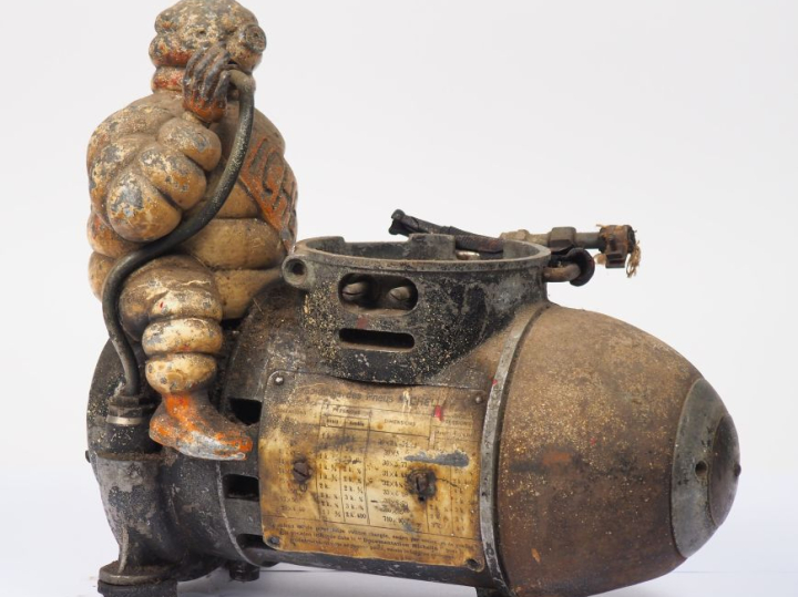 MICHELIN.  Compresseur "Lumière" avec Bibendum en fonte. Dim. 30 x 27 