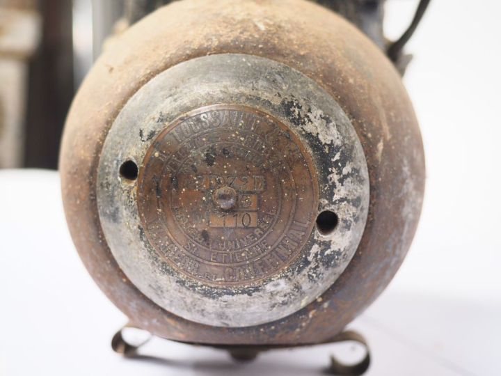 MICHELIN.  Compresseur "Lumière" avec Bibendum en fonte. Dim. 30 x 27 