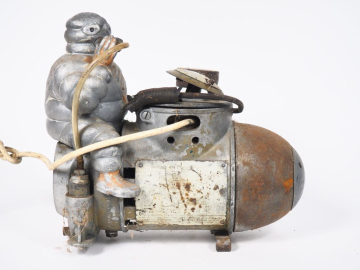 MICHELIN. Gonfleur "Lumière" avec Bibendum en fonte. (accidents et man