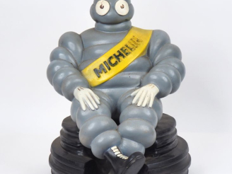 Vente aux enchères MICHELIN.  Grand sujet en résine, bibendum assis sur un pneu.  Dim. 49