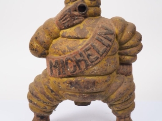 Vente aux enchères MICHELIN. Sujet bibendum en fonte surmontant à l'origine un compresseu