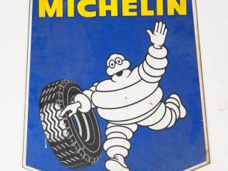 Vente aux enchères MICHELIN.  Grande plaque émaillée double face. Dim. 80 x 68 cm.