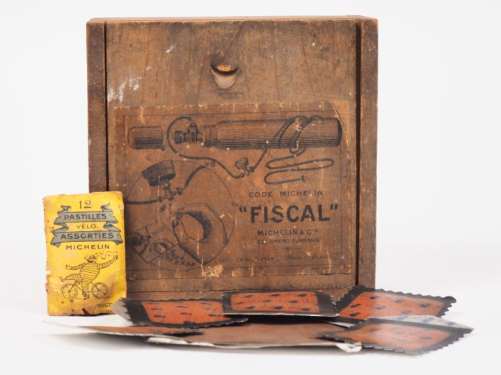 MICHELIN.  Boite 'FISCAL' en bois contenant des rustines. Dim. 14,5 x 