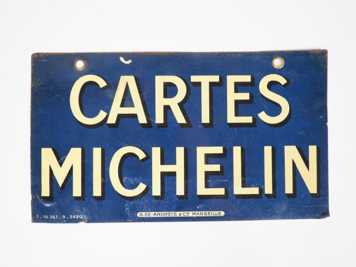 MICHELIN.  "Cartes Michelin"  Plaque en tôle lithographiée. Dim. 19,6 