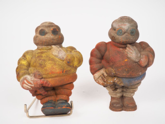 Vente aux enchères MICHELIN.  Deux sujets bibendums en caoutchouc . Signés. Dim.17 x 12 c