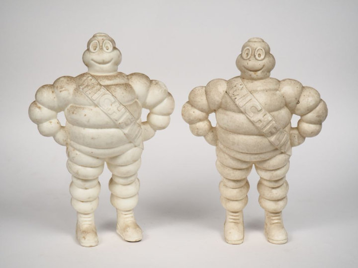 MICHELIN.  Deux sujets bibendums en plastique. Signés. H. 31 cm. (sale