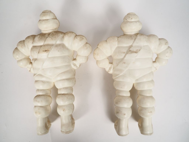 MICHELIN.  Deux sujets bibendums en plastique. Signés. H. 31 cm. (sale