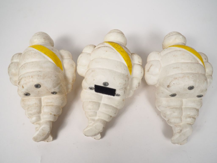 MICHELIN.  "Bibendum de camion". Trois sujets en plastique. Dim. 21 x 