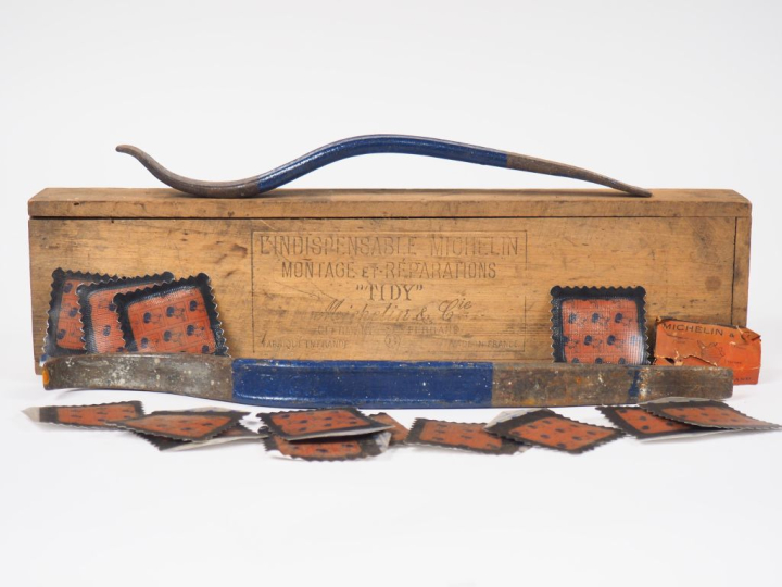MICHELIN.  Boite à outils 'TIDY' en bois contenant un lot de rustine e