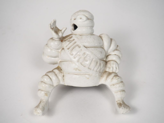 Vente aux enchères MICHELIN.  Sujet bibendum en fonte surmontant à l'origine un compresse