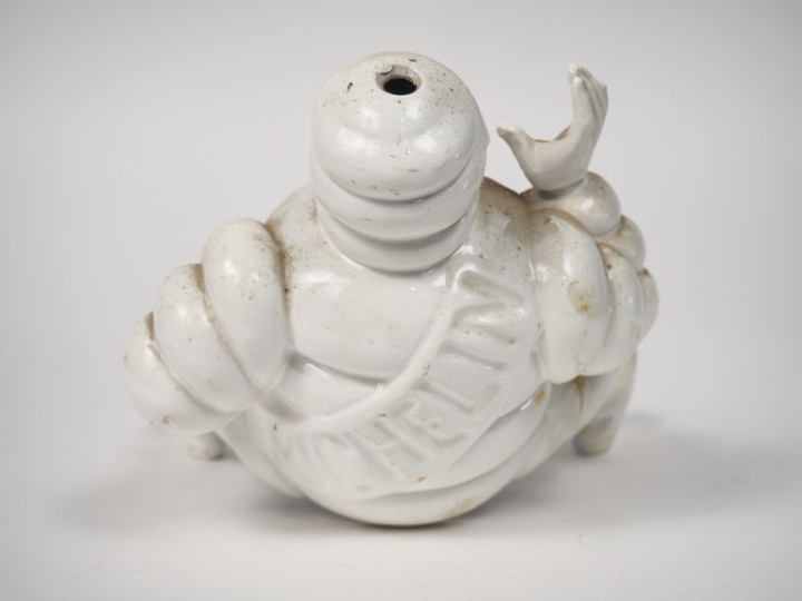 MICHELIN.  Sujet bibendum en fonte surmontant à l'origine un compresse