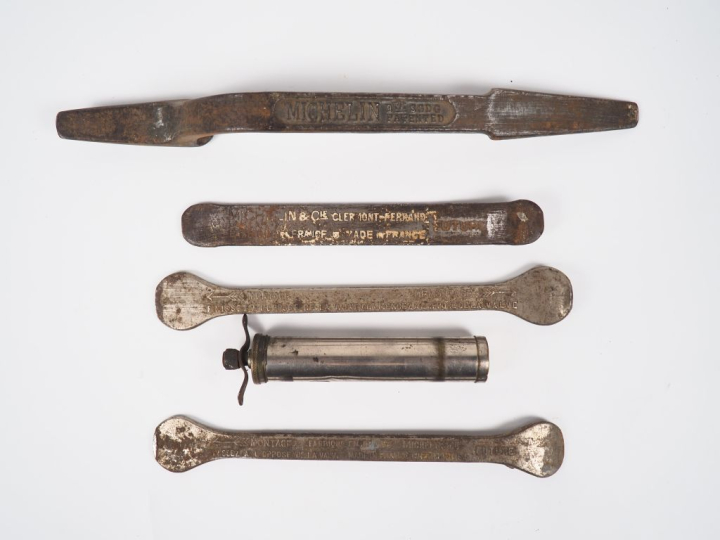 MICHELIN.  Lot de 4 démontes pneus et une pompe de voyage.