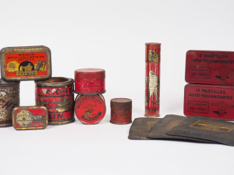 Vente aux enchères MICHELIN.  Lot de 9 boîtes et un couvercle en tôle lithographiée, on y