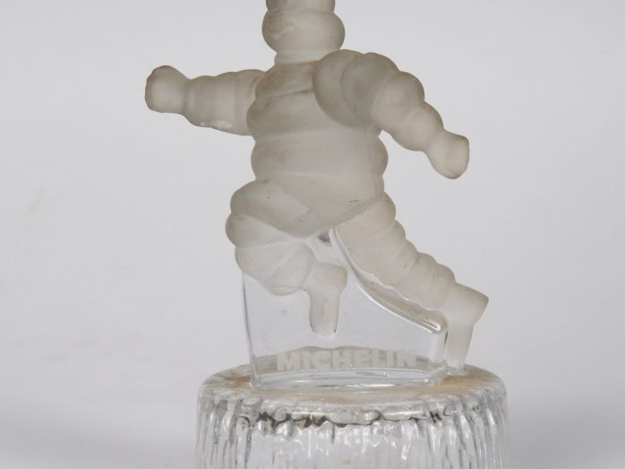 MICHELIN.  Bibendum, sujet en cristal d'Arques dépoli. H. 18.5 cm.