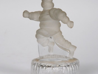 Vente aux enchères MICHELIN.  Bibendum, sujet en cristal d'Arques dépoli. H. 18.5 cm.